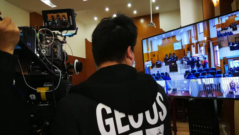 AI生成VS人工创意——个旧市广告片拍摄公司的技术浪漫主义实践